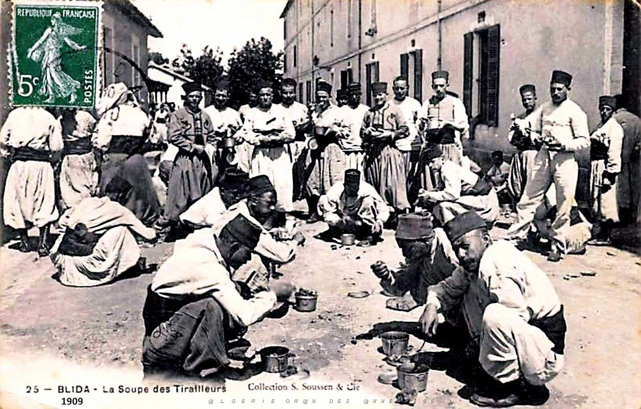 Blida - Tirailleurs - La Soupe - 1909.jpg
